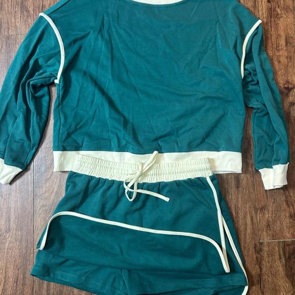 Women's Large green and cream matching two piece lounge set sweatshirt & Skort